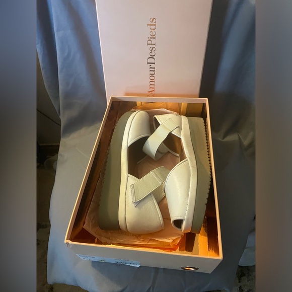 Adamour White Platforms, 9.5 - Picture 3 of 7